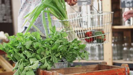 Nahaufnahme-Eines-Jungen-Paares,-Das-Frisches-Obst-Und-Gemüse-In-Einem-Nachhaltigen,-Plastikfreien-Lebensmittelladen-Kauft