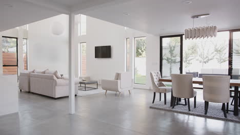 Essbereich-Und-Lounge-In-Einem-Stilvollen-Und-Modernen,-Leeren-Haus