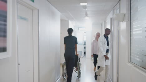 Belebter-Krankenhauskorridor-Mit-Medizinischem-Personal-Und-Patienten