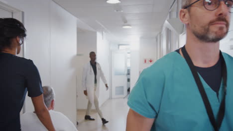 Belebter-Krankenhauskorridor-Mit-Medizinischem-Personal-Und-Patienten