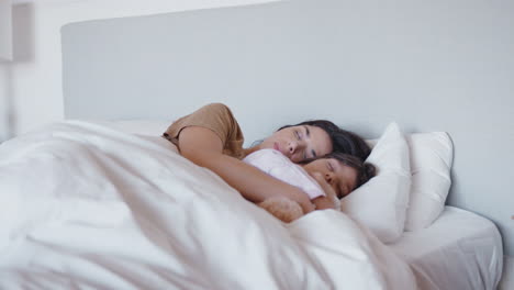 Friedliche-Mutter-Und-Tochter-Schlafen-Zusammen-Im-Bett