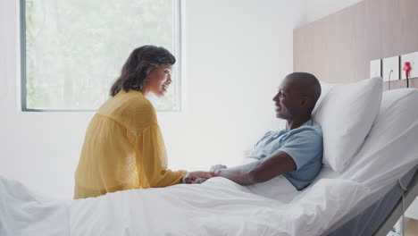 Frau-Besucht-Und-Spricht-Mit-Ihrem-Geduldigen-Ehemann-Im-Krankenhausbett