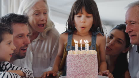 Mehrgenerationenfamilie-Feiert-Geburtstag-Mit-Enkelin-Zu-Hause,-Während-Sie-Kerzen-Ausbläst