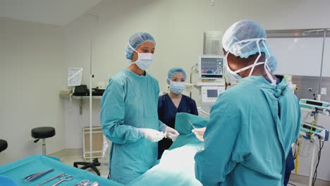 Equipo-Quirúrgico-Trabajando-Con-El-Paciente-En-El-Quirófano-Del-Hospital.