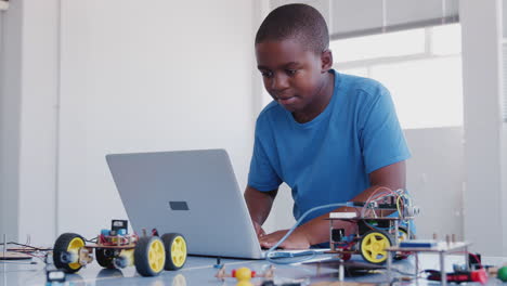 Männlicher-Student-Baut-Und-Programmiert-Ein-Roboterfahrzeug-Im-Computerprogrammierungskurs-Nach-Der-Schule