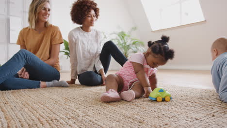 Zwei-Mütter-Treffen-Sich-Zum-Spielen-Mit-Babys-Zu-Hause-In-Der-Loft-Wohnung