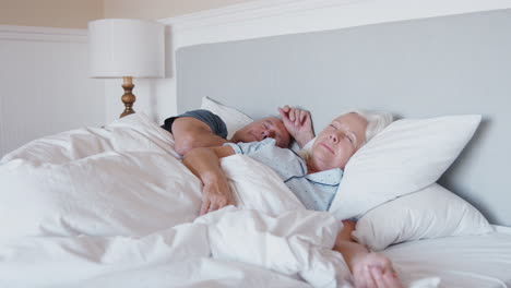 Schlafendes-älteres-Paar,-Das-Zusammen-Zu-Hause-Im-Bett-Liegt