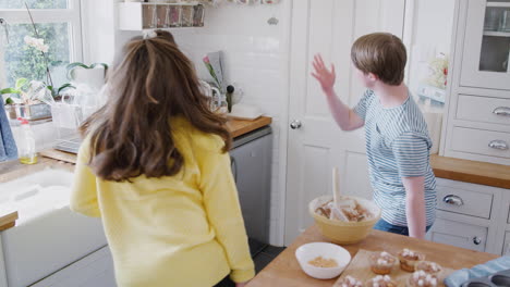 Junges-Down-Syndrom-Paar-Dekoriert-Hausgemachte-Cupcakes-Und-Tanzt-In-Der-Heimischen-Küche