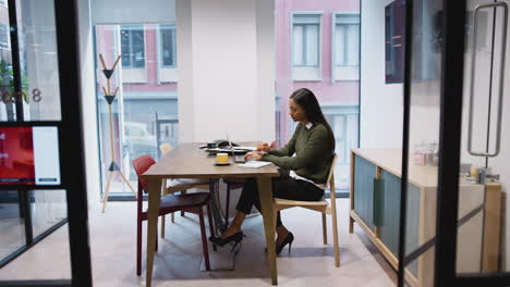 Geschäftsfrau-Arbeitet-Am-Laptop-Am-Schreibtisch-Im-Besprechungsraum