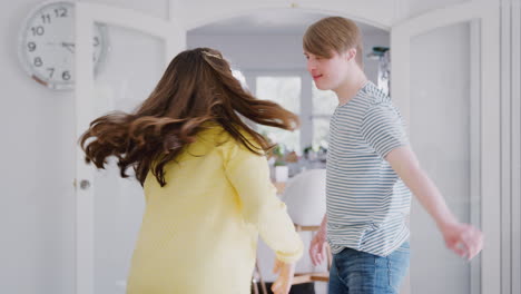 Junges-Down-Syndrom-Paar,-Das-Zu-Hause-Gemeinsam-Spaß-Am-Tanzen-Hat