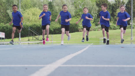 Kinder-Auf-Der-Leichtathletikbahn-Laufen-Am-Sporttag-Rennen