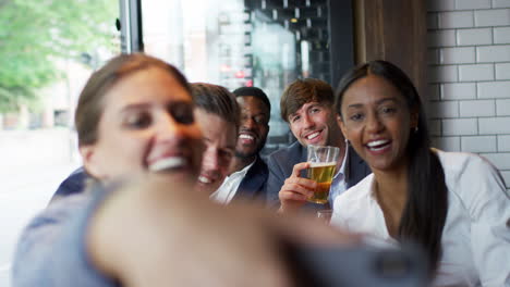 Gruppe-Von-Geschäftskollegen-Posiert-Nach-Der-Arbeit-Für-Ein-Selfie-In-Einer-Bar