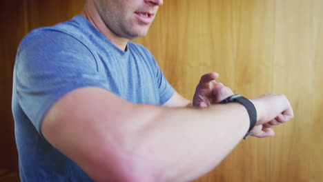 Nahaufnahme-Eines-Mannes,-Der-Auf-Dem-Laufband-Trainiert-Und-Die-Smartwatch-überprüft