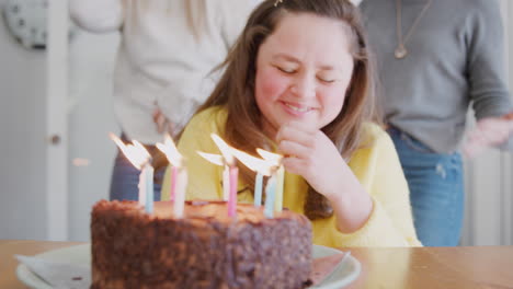 Una-Joven-Pareja-Con-Síndrome-De-Down-Celebrando-Su-Cumpleaños-En-Casa-Con-Pastel