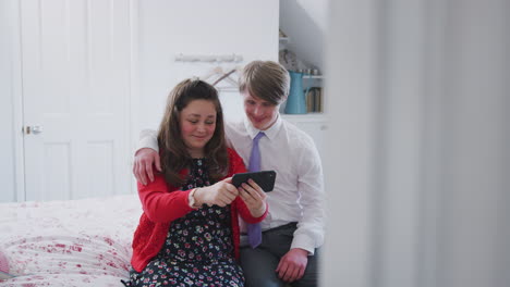 Liebevolles-Junges-Down-Syndrom-Paar-Sitzt-Auf-Dem-Bett-Und-Macht-Mit-Dem-Handy-Zu-Hause-Ein-Selfie