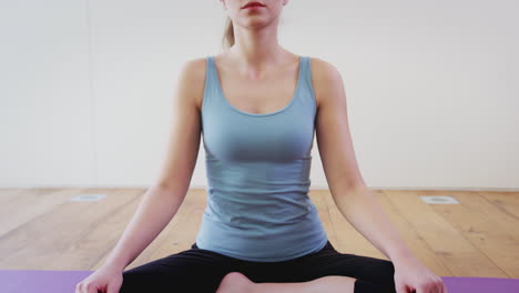 Mujer-Joven-Haciendo-Yoga-En-Un-Estudio-Con-Suelo-De-Madera-En-Casa.