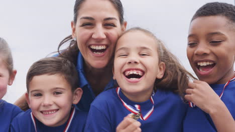 Kinder-Mit-Trainerin-Zeigen-Am-Sporttag-Die-Siegermedaillen