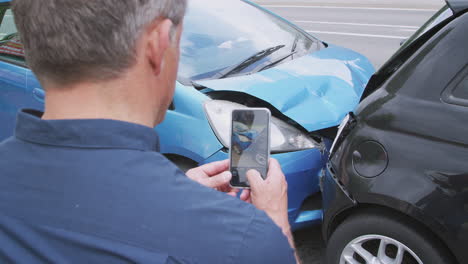Männlicher-Autofahrer,-Der-In-Einen-Autounfall-Verwickelt-Ist,-Fotografiert-Den-Schaden-Für-Einen-Versicherungsanspruch