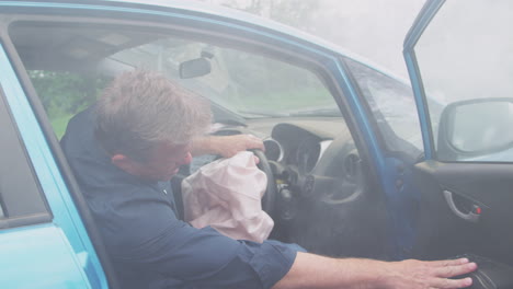 Männlicher-Autofahrer-Wurde-Bei-Autounfall-Mit-Ausgelöstem-Airbag-Beim-Aussteigen-Aus-Dem-Fahrzeug-Verletzt