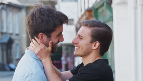 Liebendes-Männliches-Schwules-Paar,-Das-Sich-Draußen-In-Der-Stadtstraße-Küsst