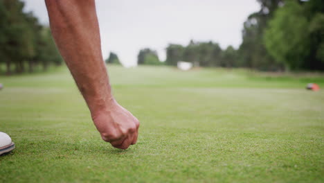 Nahaufnahme-Eines-Reifen-Männlichen-Golfspielers,-Der-Den-Golfball-Auf-Den-Abschlag-Legt