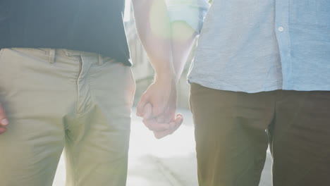 Nahaufnahme-Eines-Liebenden-Männlichen-Schwulen-Paares,-Das-Sich-Draußen-Auf-Der-Straße-Die-Hände-Hält