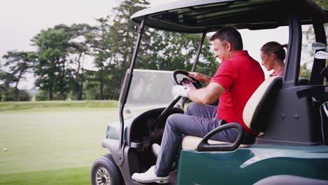 Älteres-Paar-Spielt-Golf-Und-Fährt-Buggy-Entlang-Des-Golfplatzes-Zum-Grün