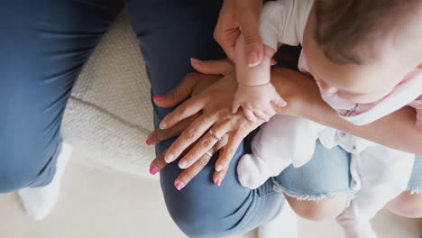 Mutter-Mit-Tochter-Und-Kleiner-Enkelin-Aus-Einer-Familie-Mit-Mehreren-Generationen-Vergleicht-Handgrößen