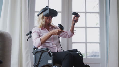 Mujer-Madura-Discapacitada-En-Silla-De-Ruedas-En-Casa-Usando-Auriculares-De-Realidad-Virtual-Con-Controladores-De-Juego