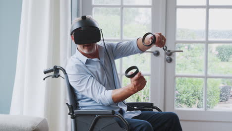 Älterer-Behinderter-Mann-Im-Rollstuhl-Zu-Hause-Mit-Virtual-Reality-Headset-Und-Gaming-Controllern