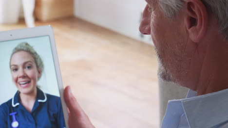 Älteres-Paar-Bei-Online-Beratung-Mit-Einer-Krankenschwester-Zu-Hause-Auf-Einem-Digitalen-Tablet