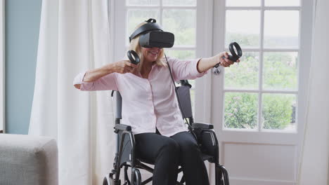 Mujer-Madura-Discapacitada-En-Silla-De-Ruedas-En-Casa-Usando-Auriculares-De-Realidad-Virtual-Con-Controladores-De-Juego