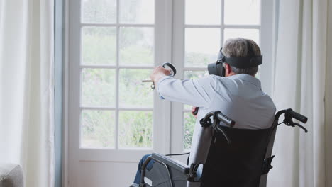 Hombre-Mayor-Discapacitado-En-Silla-De-Ruedas-En-Casa-Usando-Auriculares-De-Realidad-Virtual-Sosteniendo-Controladores-De-Juegos