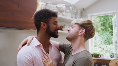 Liebevolles-Männliches-Schwules-Paar,-Das-Sich-Zu-Hause-In-Der-Küche-Umarmt-Und-Küsst