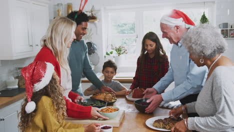 Familia-Multigeneracional-En-La-Cocina-Ayudando-A-Preparar-Juntos-La-Comida-Navideña