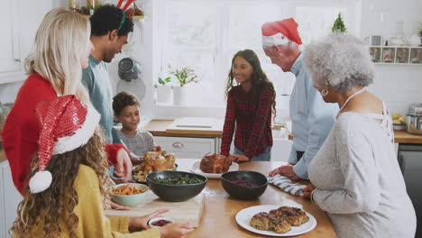 Mehrgenerationenfamilie-In-Der-Küche,-Die-Gemeinsam-Bei-Der-Zubereitung-Des-Weihnachtsessens-Hilft