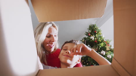 Mutter-Und-Sohn-öffnen-Das-Geschenk-Am-Weihnachtsmorgen,-Betrachtet-Von-Der-Innenseite-Der-Box