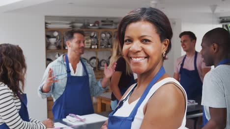 Retrato-De-Una-Mujer-Madura-Sonriente-Con-Delantal-Participando-En-Una-Clase-De-Cocina-En-La-Cocina