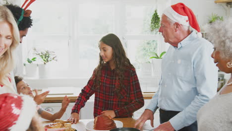Mehrgenerationenfamilie-In-Der-Küche,-Die-Gemeinsam-Bei-Der-Zubereitung-Des-Weihnachtsessens-Hilft