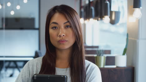 Kopf--Und-Schulterporträt-Einer-Seriösen-Asiatischen-Geschäftsfrau-Mit-Digitalem-Tablet-Im-Modernen-Büro