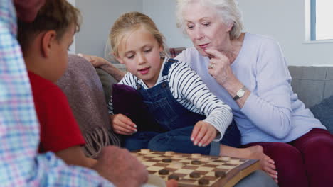 Großeltern-Spielen-Zu-Hause-Mit-Ihren-Enkelkindern-Ein-Brettspiel