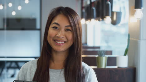 Kopf--Und-Schulterporträt-Einer-Lächelnden-Asiatischen-Geschäftsfrau-Mit-Digitalem-Tablet-Im-Modernen-Büro