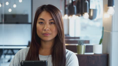 Kopf--Und-Schulterporträt-Einer-Lächelnden-Asiatischen-Geschäftsfrau-Mit-Digitalem-Tablet-Im-Modernen-Büro