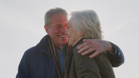 Amante-Pareja-De-Ancianos-Activos-Abrazándose-Mientras-Están-Al-Aire-Libre-Contra-El-Sol-Abrasador