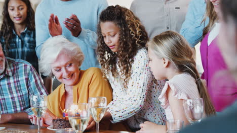 Familia-Multigeneracional-Se-Reúne-Para-Celebrar-Juntos-El-Cumpleaños-De-Las-Abuelas-En-Casa.