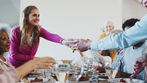 Eine-Familie-Mit-Mehreren-Generationen-Genießt-Das-Gemeinsame-Essen-Am-Tisch-Zu-Hause
