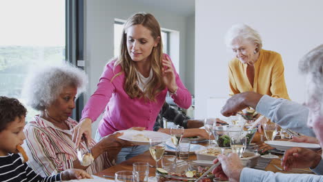 Eine-Familie-Mit-Mehreren-Generationen-Genießt-Das-Gemeinsame-Essen-Am-Tisch-Zu-Hause