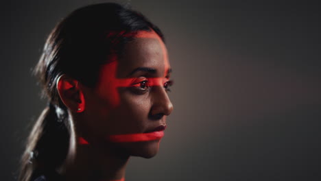 Konzept-Der-Gesichtserkennungstechnologie,-Bei-Dem-Eine-Frau-Im-Studio-Ein-Rotes-Gitter-Auf-Das-Auge-Projiziert