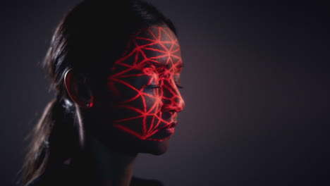 Konzept-Der-Gesichtserkennungstechnologie,-Bei-Dem-Eine-Frau-Im-Studio-Ein-Rotes-Gitter-Auf-Ihr-Gesicht-Projiziert