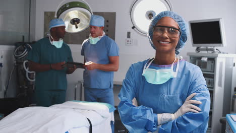 Porträt-Einer-Chirurgin-Mit-Kittel-Und-Schutzbrille-Im-Operationssaal-Des-Krankenhauses